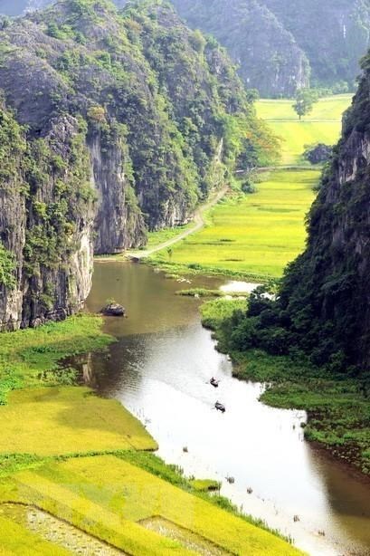 Tràng An là một trong những địa điểm đẹp nhất của Việt Nam, nơi bạn có thể ngắm nhìn những rặng núi đá vôi và những hồ nước trong xanh. Bấm vào để ngắm nhìn bức ảnh đẹp mê hồn này!