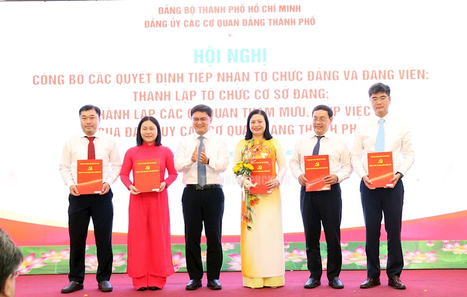 Đồng chí Nguyễn Mạnh Cường trao quyết định đến các tổ chức, cá nhân