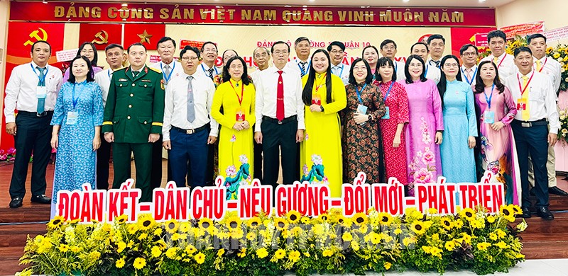 Đồng chí Lê Văn Minh cùng các đại biểu chụp ảnh lưu niệm với Ban chấp Đảng bộ phường qua các thời kỳ tại Đại hội