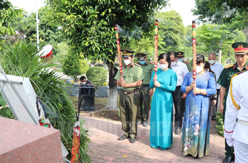 Đoàn công tác thắp hương tưởng nhớ các anh hùng liệt sĩ. (Ảnh: Minh Nguyên)