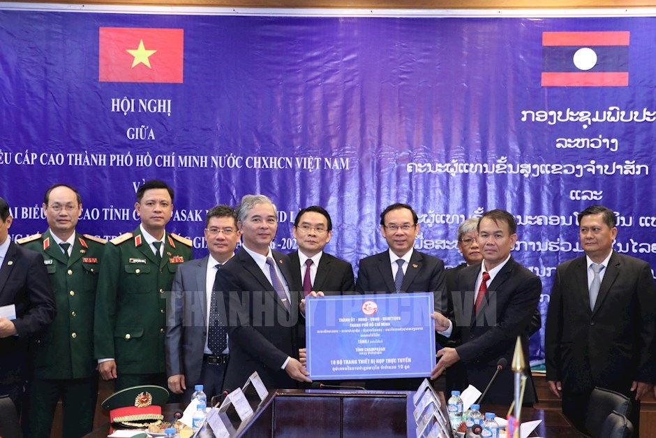 TPHCM trao tặng cho tỉnh Champasak 10 bộ trang thiết bị họp trực tuyến. Ảnh: VĂN MINH