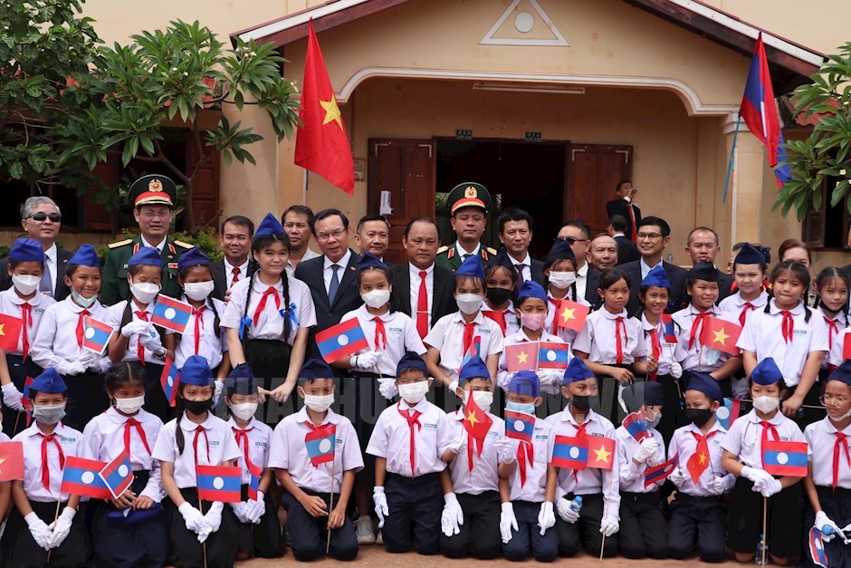Đồng chí Nguyễn Văn Nên đến thăm trường Tiểu học Hữu nghị tỉnh Champasak. Ảnh: VĂN MINH