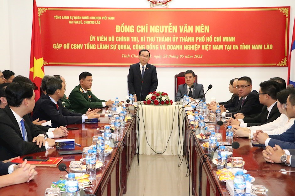 Đoàn đại biểu cấp cao TPHCM đến thăm và nói chuyện với cán bộ, nhân viên Tổng Lãnh sự quán Việt Nam tại Pakse (Champasak) và Hội người Việt Nam tại Champasak. Ảnh: VĂN MINH
