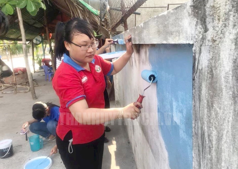 Bí thư Đoàn phường Long Phước Nguyễn Thị Thu Diễm tham gia một hoạt động của Đoàn phường