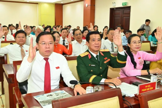 Đại biểu HĐND TPHCM thông qua dự thảo các tờ trình. (Ảnh: SGGP)