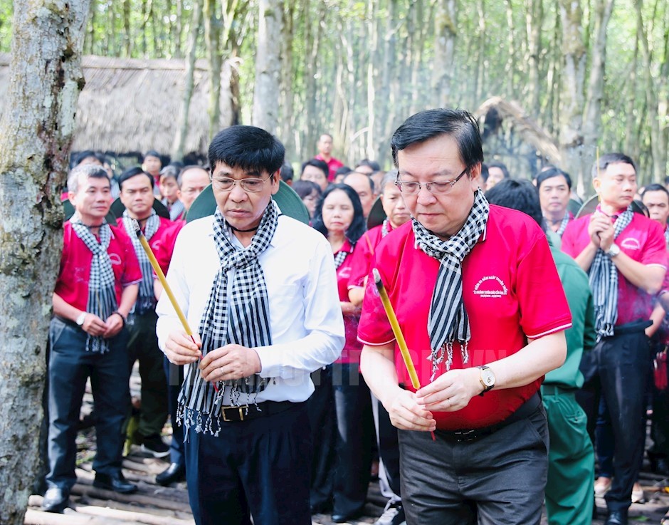 Đồng chí Lê Hồng Sơn cùng các đại biểu dâng hương tưởng niệm các anh hùng liệt sĩ