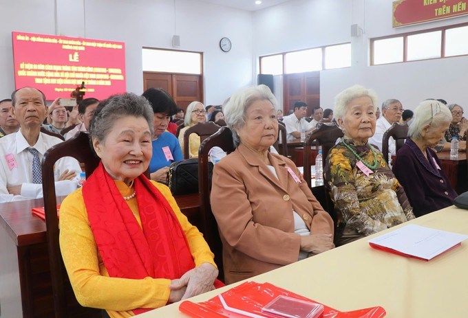 Các đảng viên dự buổi lễ