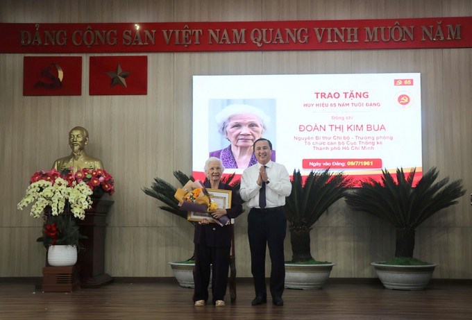 Đồng chí Lê Hoàng Hải trao Huy hiệu 65 năm tuổi Đảng