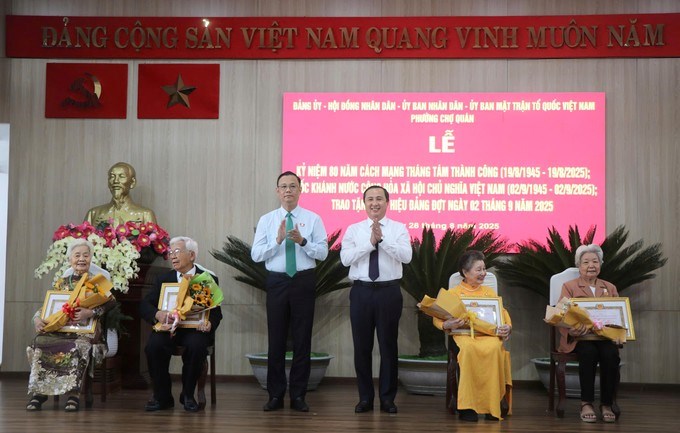 Đồng chí Lê Hoàng Hải và đồng chí Cao Sơn Yên trao Huy hiệu 60 năm tuổi Đảng