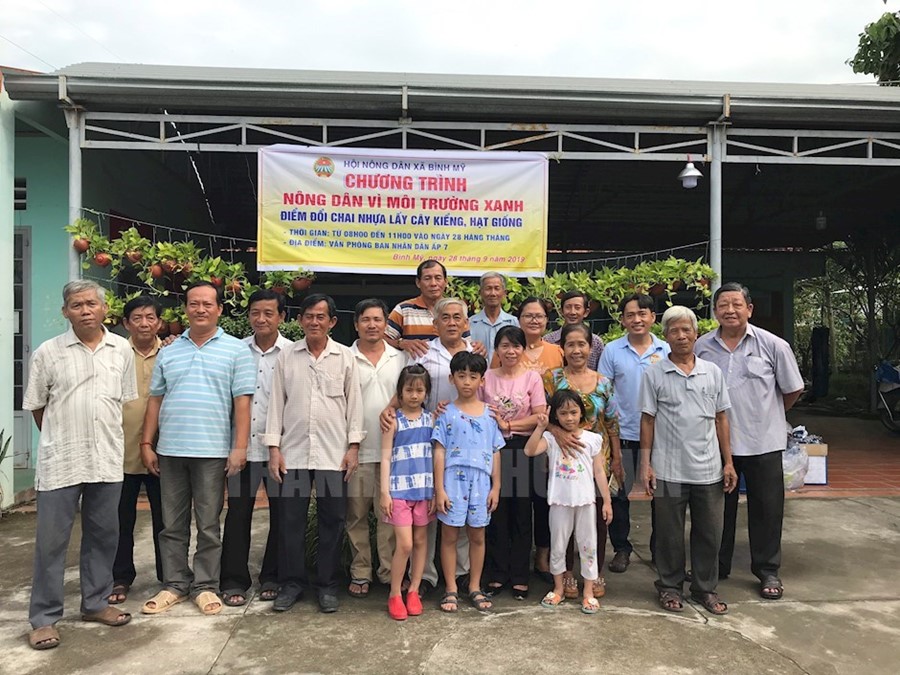 Tập thể hội nông dân chụp hình lưu niệm tại lễ ra mắt chương trình nông dân vì môi trường xanh
