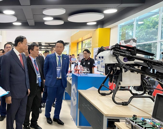 Các đại biểu tham quan mô hình đổi mới sáng tạo tại khu vực triển lãm. (Ảnh: SGGP)