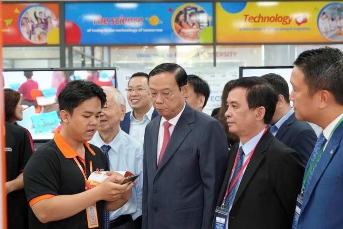 Các đại biểu tham quan triển lãm. (Ảnh: SGGP)