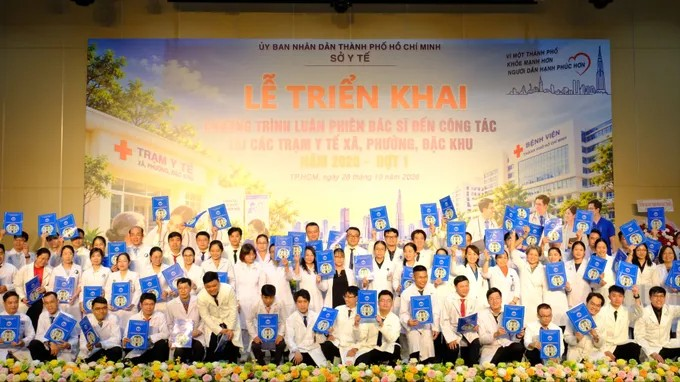 Các y bác sĩ sẵn sàng luân phiên về trạm y tế (Ảnh: AN BÌNH)