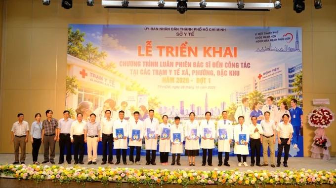 Đại diện các bệnh viện và đại diện các địa phương chụp hình lưu niệm với các bác sĩ luân phiên về trạm y tế (Ảnh: BÌNH AN)