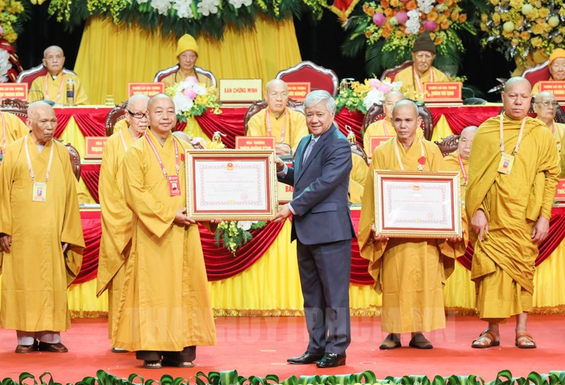 Chủ tịch Ủy ban Trung ương MTTQ Việt Nam Đỗ Văn Chiến trao Bằng khen của Ủy ban Trung ương MTTQ Việt Nam tặng cá nhân tiêu biểu.