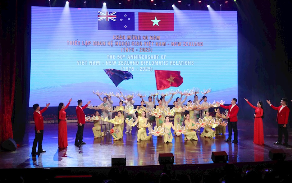 Một tiết mục nghệ thuật tại lễ kỷ niệm. Ảnh: SGGP