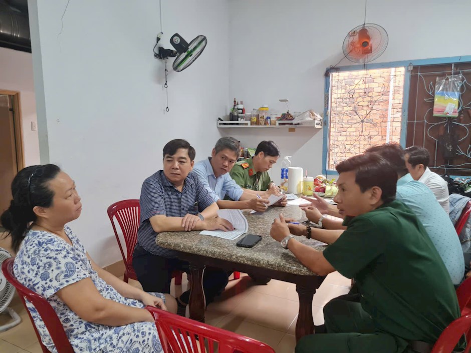 Đoàn liên ngành của UBND xã Long Hải làm việc với đại diện chủ tàu cá không đủ điều kiện hoạt động