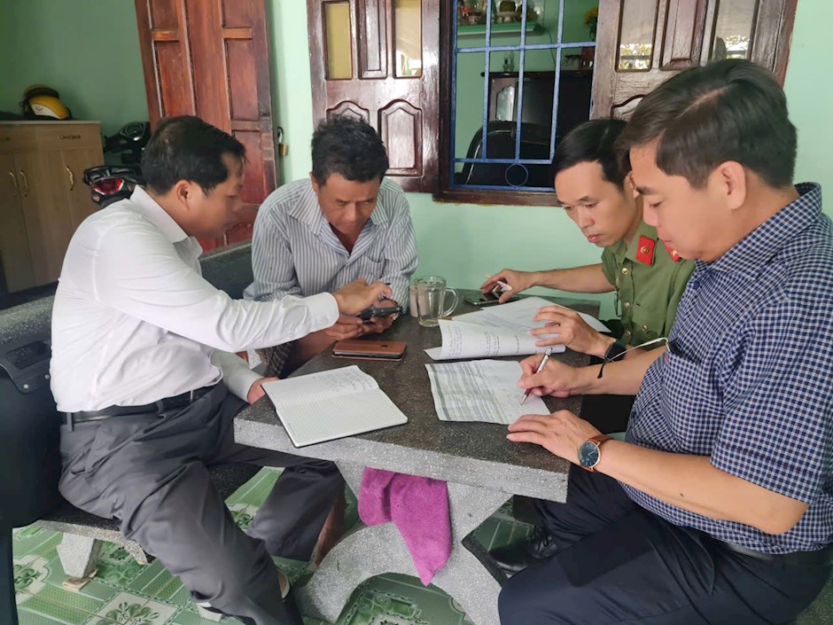 Đoàn chuyên ngành của xã Long Hải hướng dẫn ngư dân có tàu cá không đủ điều kiện các thủ tục hoàn thiện hồ sơ pháp lý cho tàu cá