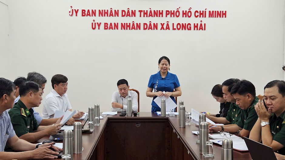 Bà Phạm Thị Na, Phó Giám đốc Sở Nông nghiệp và Môi trường TPHCM, Tổ phó Tổ công tác phát biểu tại buổi làm việc với xã Long Hải về tàu cá không đủ điều kiện