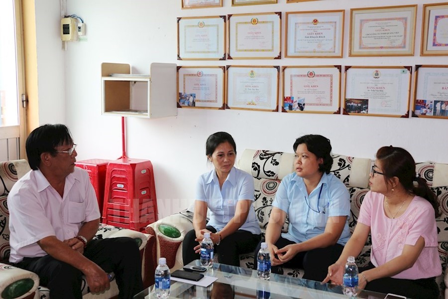 Ông Trần Văn Hên, Chủ tịch công đoàn Công ty Quảng Việt cùng cán bộ công đoàn thăm hỏi sức khỏe chị Nguyễn Thị Thu Thủy, công nhân Xưởng 7 (thứ 2 từ phải sang) sau khi đã vận động giúp chị số tiền 50 triệu đồng