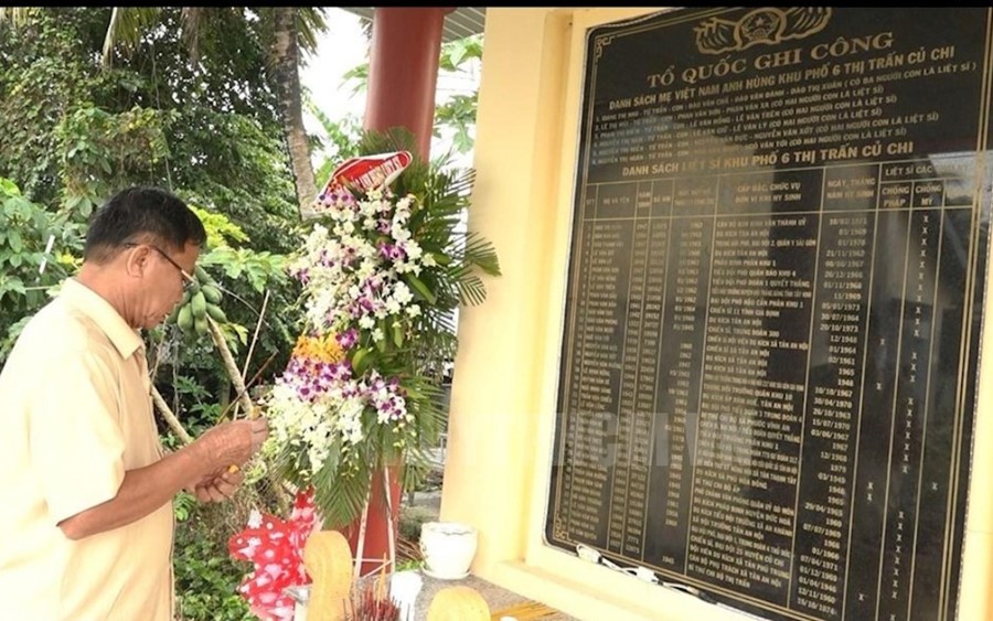 Cựu chiến binh Phạm Văn Hòa, khu phố 6, Thị trấn Củ Chi, hàng ngày thắp hương và thường xuyên lau dọn Đền tưởng niệm Anh hùng Liệt sĩ của khu phố