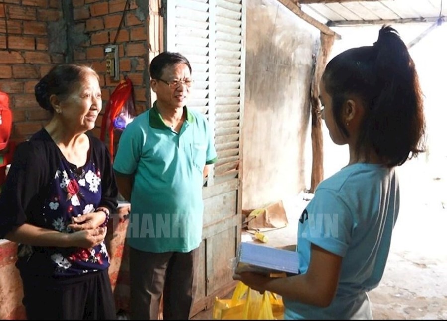 Cựu chiến binh Phạm Văn Hòa, khu phố 6, Thị trấn Củ Chi, đến nhà thăm hỏi cuộc sống, tặng tập sách cho em Phan Thị Trâm Anh