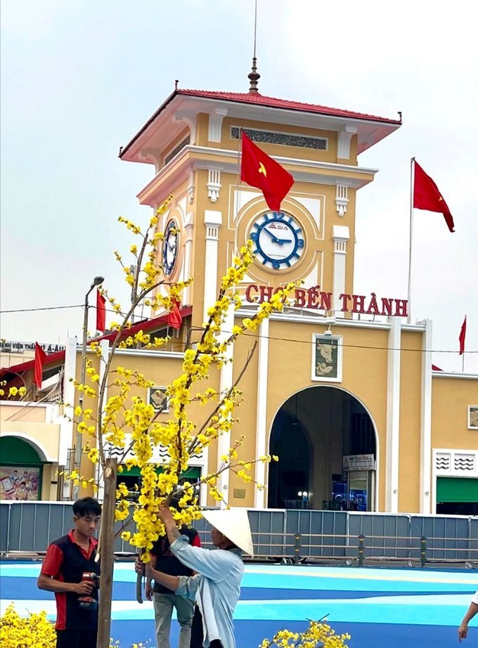 Trang trí tiểu cảnh hoa tại khu vực phía trước chợ Bến Thành, phường Bến Thành