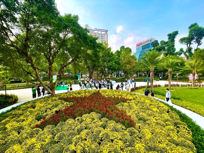 Người dân tham quan công viên tại khu đất Nhà thi đấu Phan Đình Phùng sau khi hoàn tất chỉnh trang