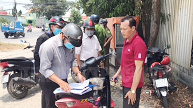 Lực lượng chức năng xã Tân Phú Trung, huyện Củ Chi lập biên bản 1 trường hợp không đeo khẩu trang khi đến nơi công cộng.