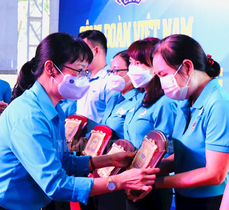 Chủ tịch LĐLĐ TPHCM Trần Thị Diệu Thuý trao biểu trưng cho cán bộ, đoàn viên Công đoàn, người lao động