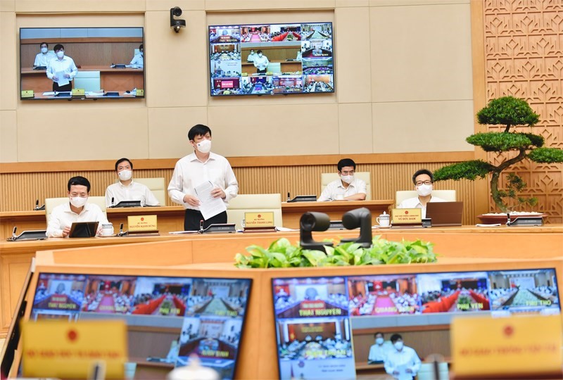 Bộ trưởng Bộ Y tế Nguyễn Thanh Long báo cáo tại hội nghị. (Ảnh: VGP)