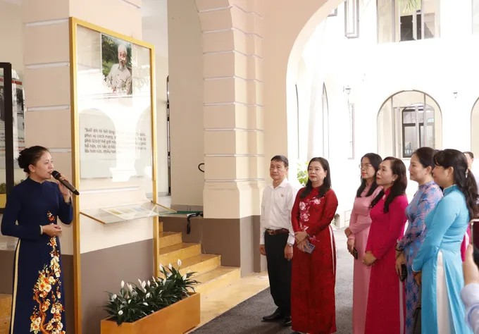 Đại biểu tham quan Không gian văn hóa Hồ Chí Minh