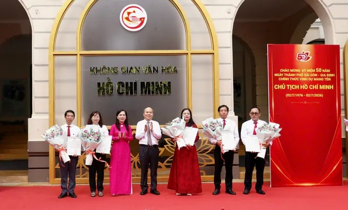 Lãnh đạo Đảng ủy UBND TPHCM trao hoa và thư cảm ơn đến các đơn vị đồng hành