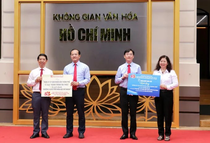 Lãnh đạo Nhà Xuất bản Tổng hợp TPHCM trao tủ sách “Hành trình tri thức” và tủ sách ebook “Không gian văn hóa Hồ Chí Minh”; lãnh đạo Nhà Xuất bản Trẻ trao tủ sách “Chuyển đổi số”, tủ sách “Từ Sài Gòn - Gia Định đến TPHCM”, trọn bộ ebook “Di sản Hồ Chí Minh” đến Đảng ủy UBND TPHCM