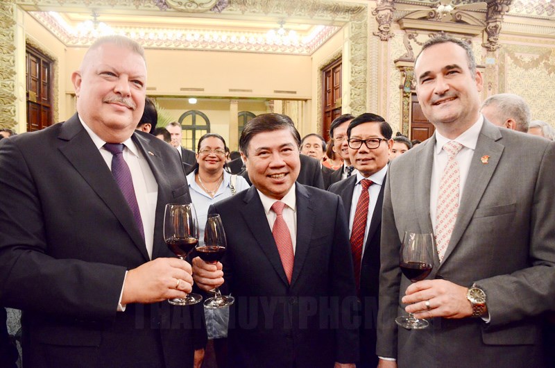 Chủ tịch UBND TP Nguyễn Thành Phong cùng các đại biểu nâng ly chúc mừng Quốc khánh