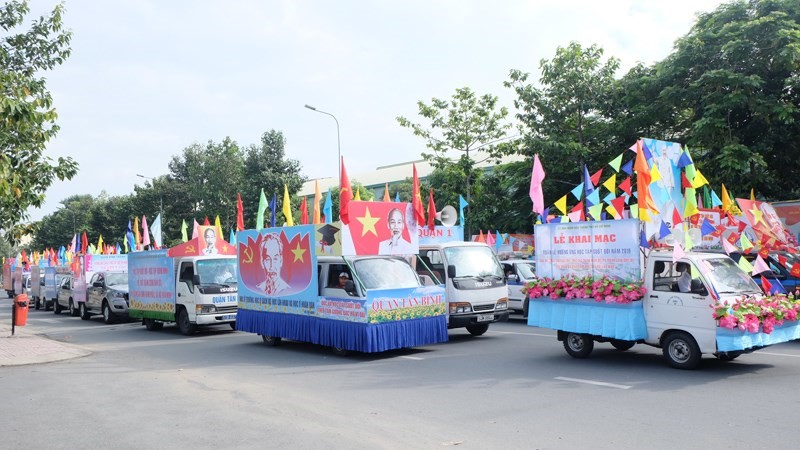 Đoàn xe diễu hành hưởng ứng lễ phát động.
