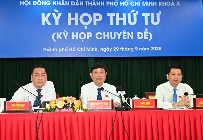 Các đồng chí chủ toạ kỳ họp. (Ảnh: SGGP)