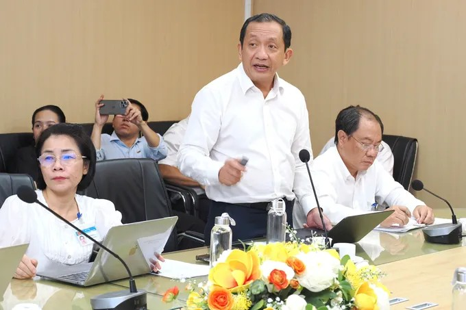 PGS-TS-BS Nguyễn Anh Dũng, Phó Giám đốc Sở Y tế TPHCM báo cáo tại buổi làm việc (Ảnh: HOÀNG HÙNG)