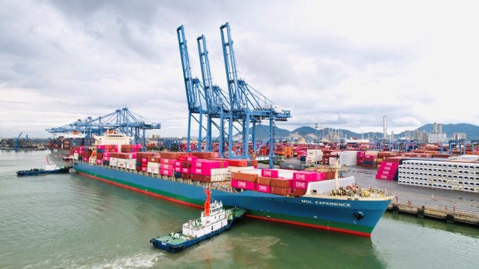 Tàu mẹ MOL EXPERIENCE có tải trọng khoảng 63.000 DWT cập cảng TCIT Ảnh SGGP)