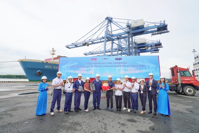 Đại diện Tổng Công ty TCSG, TCIT tặng hoa và quà lưu niệm cho thuyền trưởng và thủy thủ đoàn Ảnh SGGP)