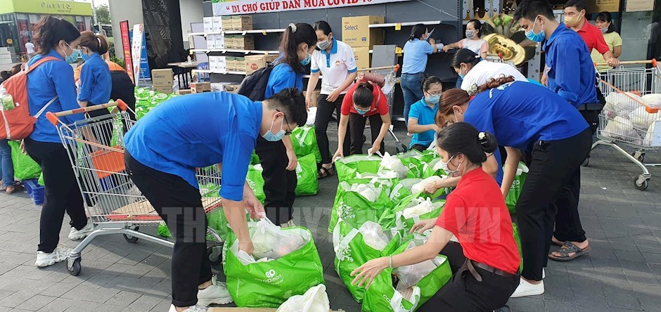 Lực lượng đoàn viên thanh niên tham gia đội hình “Đi chợ giúp dân” trong những ngày TP Thủ Đức thực hiện giãn cách xã hội