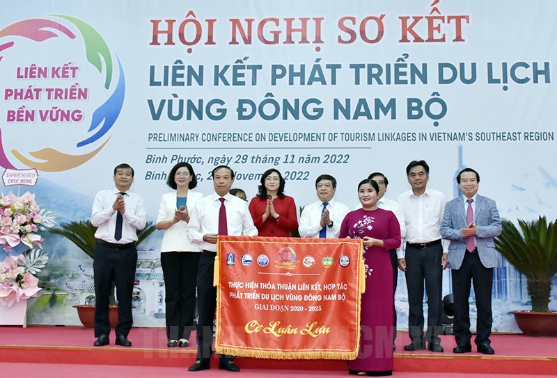 Lãnh đạo các tỉnh chứng kiến tỉnh Bình Phước bàn giao tổ chức hội nghị sơ kết luân phiên cho tỉnh Bà Rịa - Vũng Tàu vào năm 2023