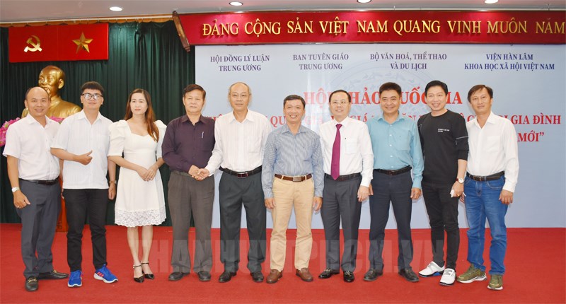 Phó Bí thư Thành ủy TPHCM Nguyễn Văn Hiếu cùng các đại biểu chụp hình lưu niệm.