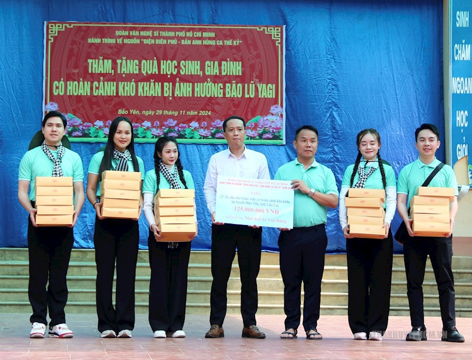 Trao tặng vải áo dài cho giáo viên khó khăn huyện Bảo Yên