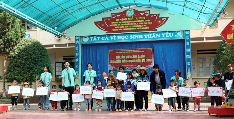 Các em học sinh nhận quà của văn nghệ sĩ TPHCM tại chương trình