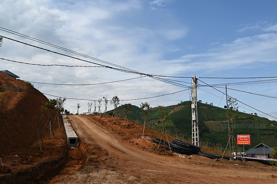 Cùng với công trình nhà ở, các mạnh thường quân còn hỗ trợ trồng cây xanh xung quanh khu tái định cư làng Nủ