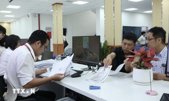 Người d&acirc;n đến thực hiện thủ tục h&agrave;nh ch&iacute;nh tại Trung t&acirc;m Phục vụ h&agrave;nh ch&iacute;nh c&ocirc;ng Th&agrave;nh phố Hồ Ch&iacute; Minh s&aacute;ng 29/12. (Ảnh: TTXVN)