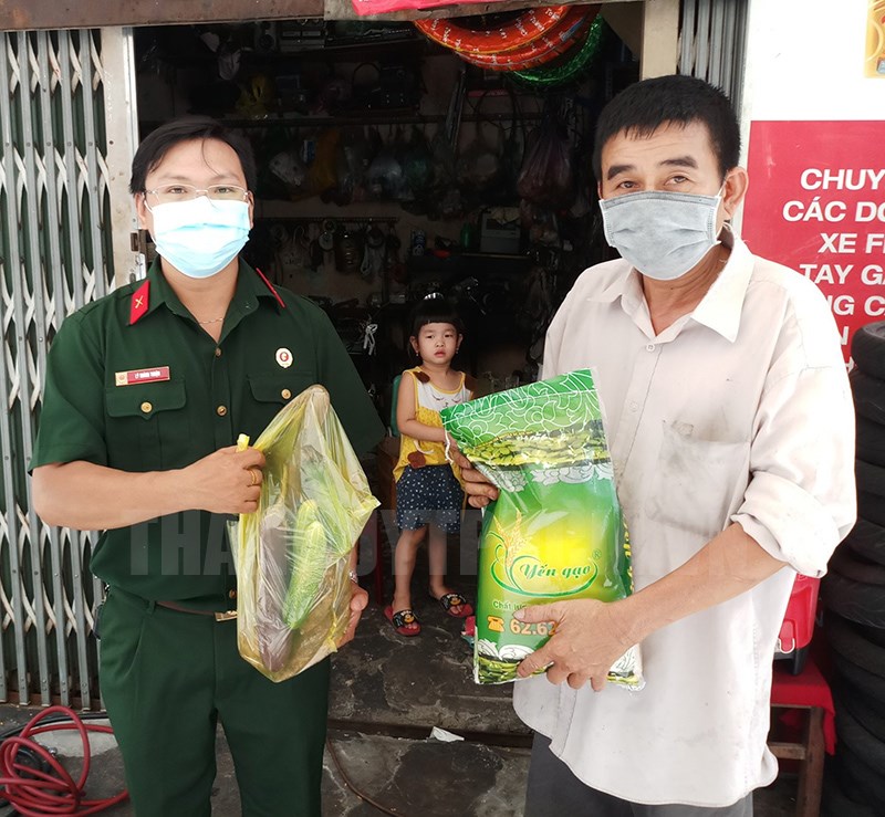 Anh Thuận trao quà cho người dân nghèo.