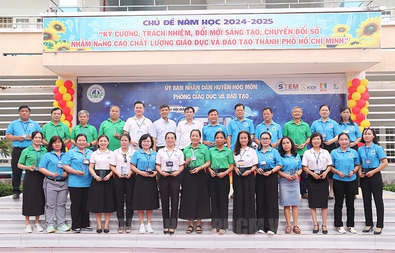Lãnh đạo phòng Giáo dục và Đào tạo huyện tặng Kỷ niệm chương đến các trường tham gia ngày Hội.