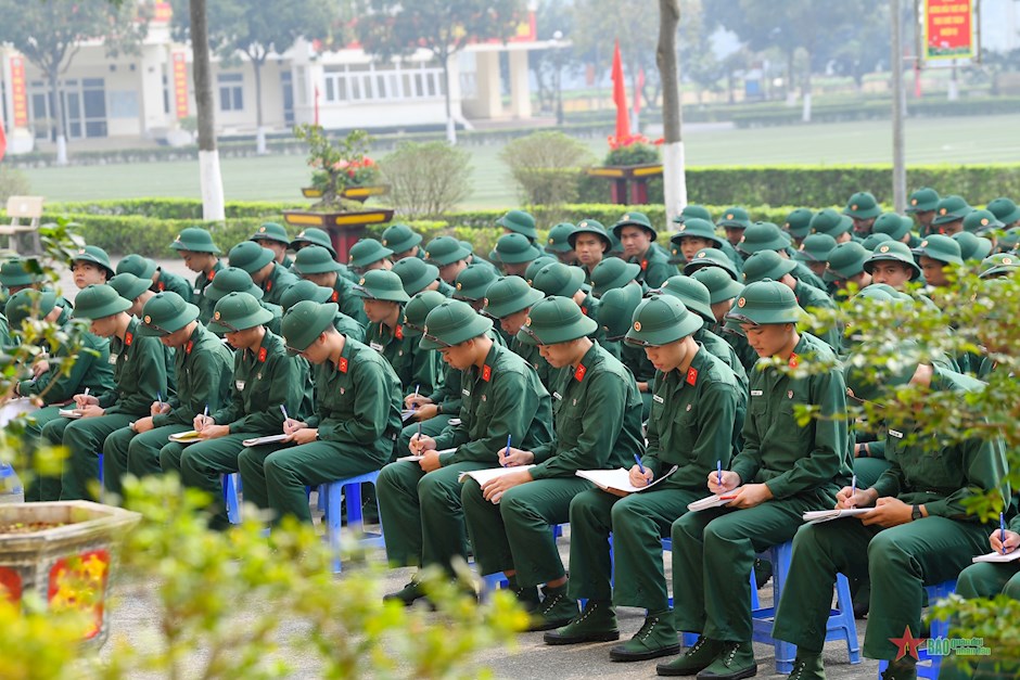 Chiến sĩ mới tham gia học tập chính trị.